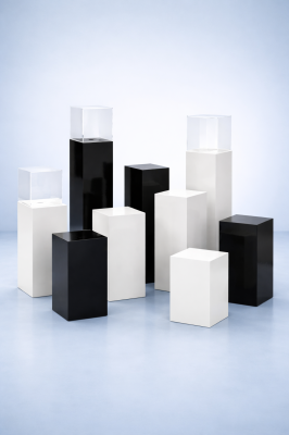 Подиуми и масички от цветен плексиглас – идеални за събития, търговски обекти и галерии