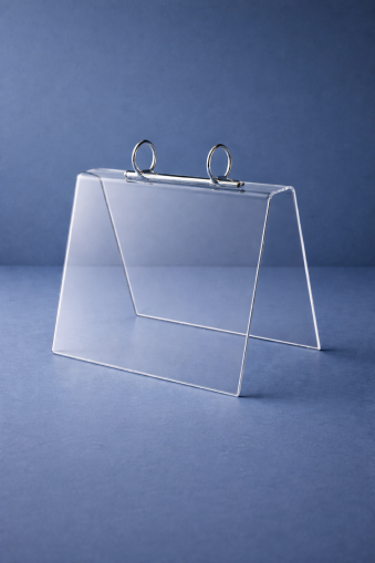 Настолна плексигласова стойка с рингове за промоции и информация