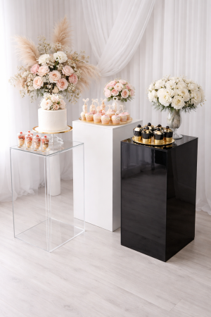 Цветни плексигласови  масички и подиуми за събития, декорация и витрини