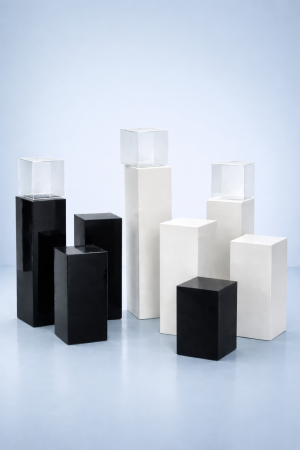 Цветни плексигласови  масички и подиуми за събития, декорация и витрини