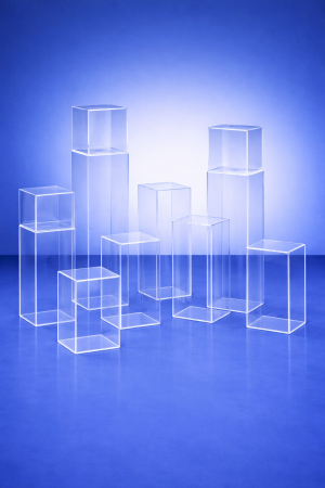 Прозрачни плексигласови масички и подиуми за събития и витрини